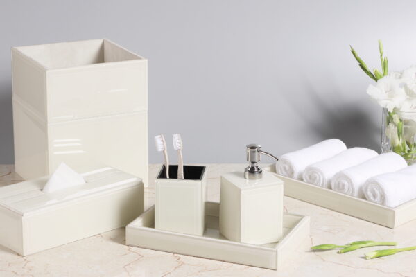 Ivory Lacquered Glass Bathset